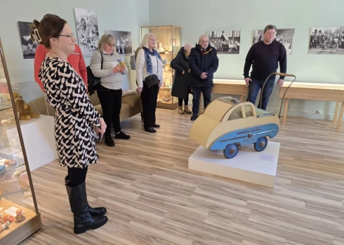 Baldones muzejā redzami arī bērnu ratiņi, kādos savulaik pastaigās veda mūsu vecvectētiņus.