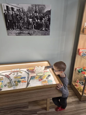 Mercendarbes muižā baldonieši sanesuši savas bērnu dienas rotaļlietas.