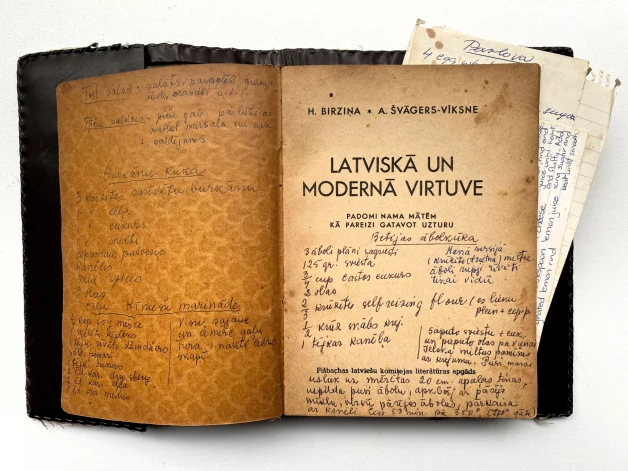 Hildas Bērziņas un Annas Švāgers-Vīksnes sastādītā pavārgrāmata „Latviskā un modernā virtuve,” kura 1948. gadā izdota Fišbahā (Vācijā), kur atradās viena no lielākajām latviešu bēgļu nometnēm ar tās īpašnieces Elzas Auliciemas piezīmēm.