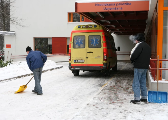 Vai kāds uzņemsies atbildību? Veselības inspekcija gatavo lēmumu par traģisko bērna nāvi slimnīcā