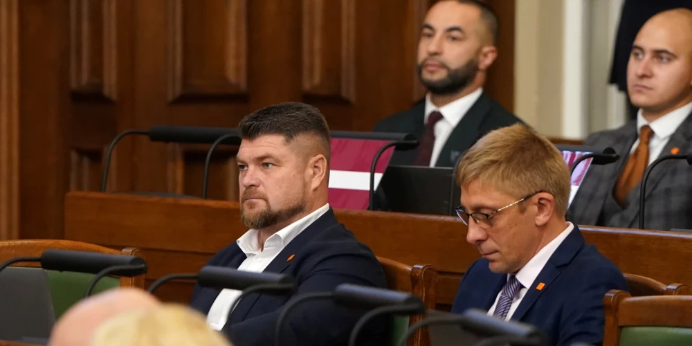 Saeimas deputāti Dmitrijs Kovaļenko (no kreisās) un Igors Judins.