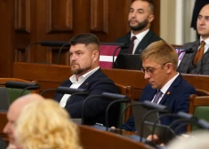 Kārtējais "dezertieris" pieliek punktu "Stabilitātei" - Saeimā izjukusi Rosļikova frakcija