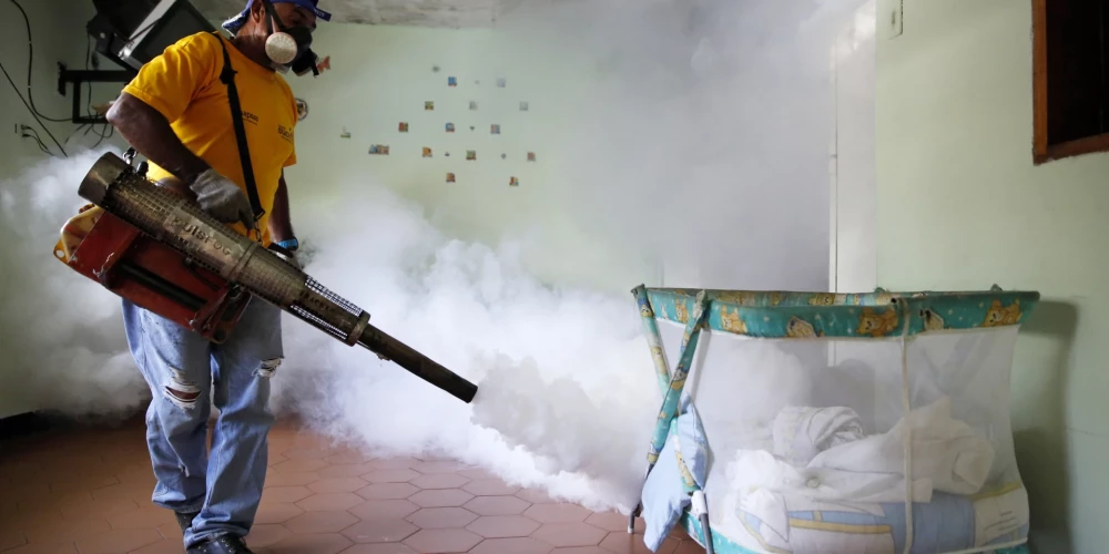 Pašvaldības darbinieks Venecuēlā veic fumigāciju, lai palīdzētu ierobežot čikungunjas un denge drudža izplatību.