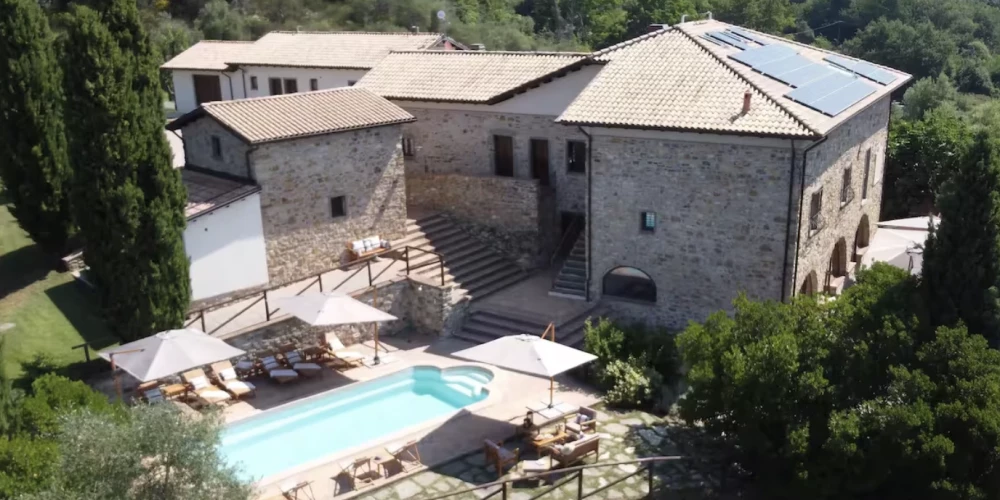 Villa šovā "Mīlestības villa".