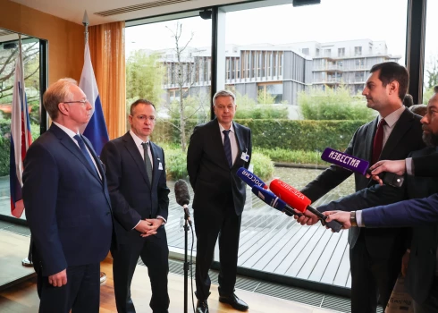 Krievijas delegācijas vadītājs Vladimirs Medinskis atbild uz žurnālistu jautājumiem.