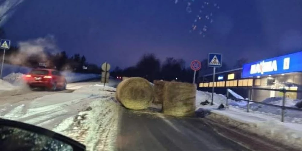 Ikšķilē uz ceļa izkrituši siena ruļļi. 