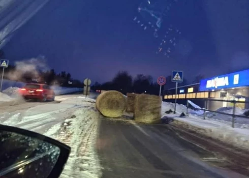 Ikšķilē uz ceļa izkrituši siena ruļļi. 