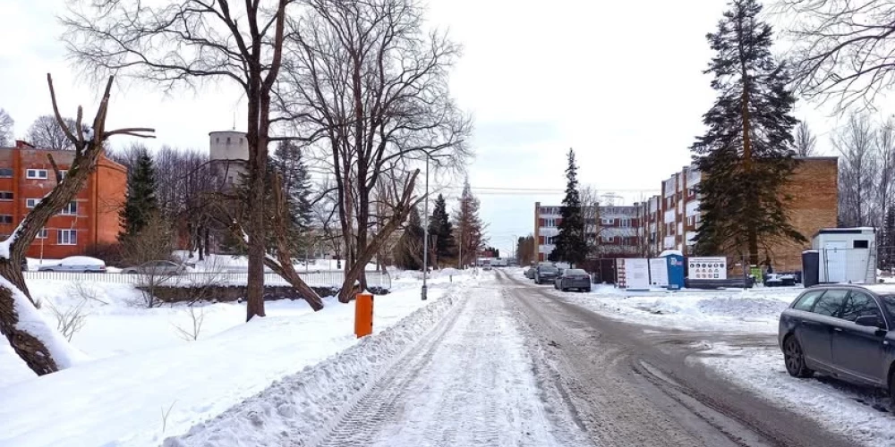 Salaspilī pastiprināta sniega tīrīšana — lūgums atbrīvot šaurās ielas.