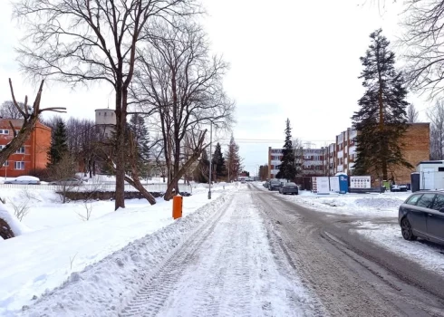 Salaspilī pastiprināta sniega tīrīšana — lūgums atbrīvot šaurās ielas.