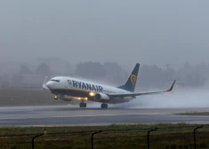 "Ryanair" pasažieri saņēmuši jaunu brīdinājumu: lidostā no viņiem var negaidīti iekasēt papildus maksu