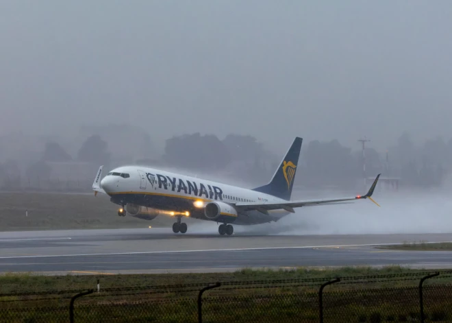 "Ryanair" pasažieri saņēmuši jaunu brīdinājumu: lidostā no viņiem var negaidīti iekasēt papildus maksu