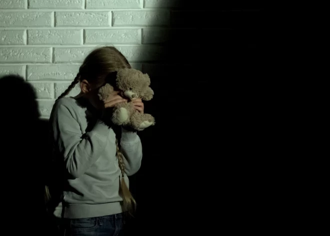 Vīrietim par netiklām darbībām ar pameitām un izvarošanu piespriests 25 gadu cietumsods