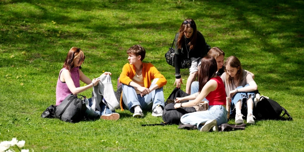 Arī strādājot vasarā, bērns var palikt apgādībā. 