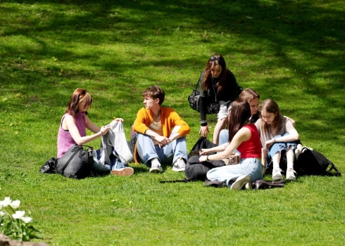 Arī strādājot vasarā, bērns var palikt apgādībā.