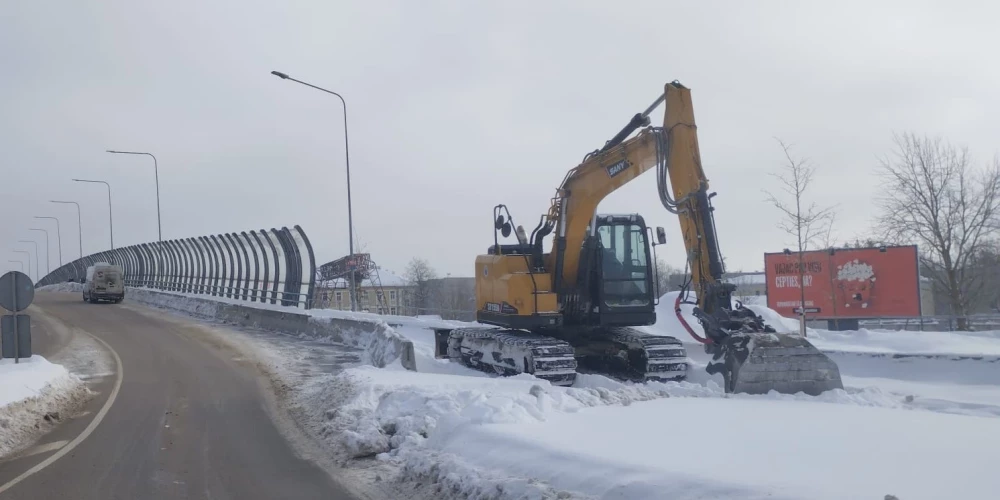 Daugavpilī aktīvi turpinās sniega izvešana no ielām.