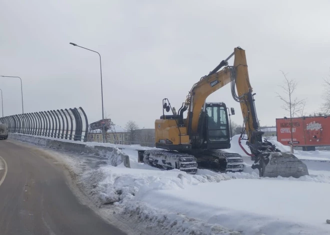 Daugavpilī aktīvi turpinās sniega izvešana no ielām