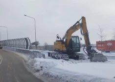 В Даугавпилсе продолжается интенсивный вывоз снега: график и приоритеты