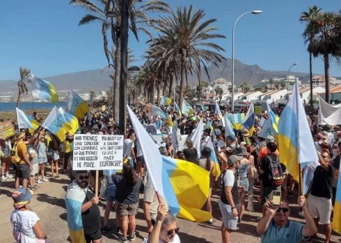 Aktīvisti protestēja arī pludmalēs, traucējot tūristiem sauļoties un relaksēties.