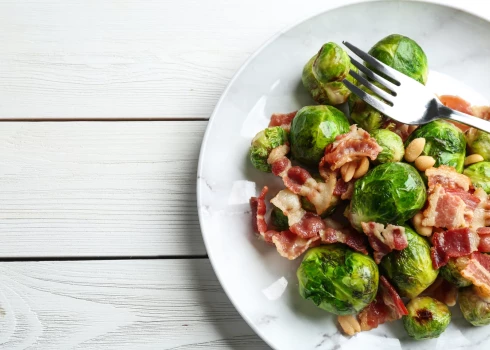 Rožkāposti ar cauraudzi un rupjmaizes drupačām.