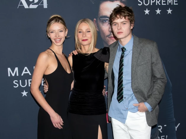 Aktrise Gvineta Paltrova ar meitu Eplu un dēlu Mozu 2025. gada decembrī Ņujorkā.