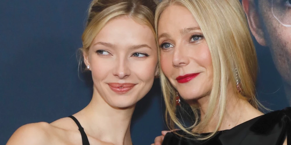 Epla Mārtina ar savu slaveno mammu Gvinetu Paltrovu filmas “Mārtijs Lieliskais” pirmizrādes vakarā Ņujorkā 2025. gada decembrī.