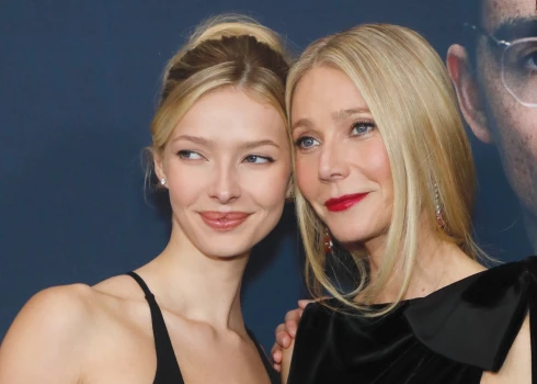 Epla Mārtina ar savu slaveno mammu Gvinetu Paltrovu filmas “Mārtijs Lieliskais” pirmizrādes vakarā Ņujorkā 2025. gada decembrī.