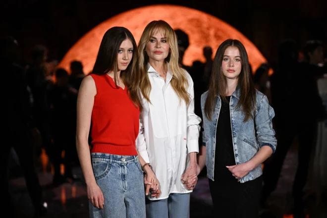 Nikola Kidmena ar meitām Sandeju un Feitu 2025. gada oktobrī Parīzē.