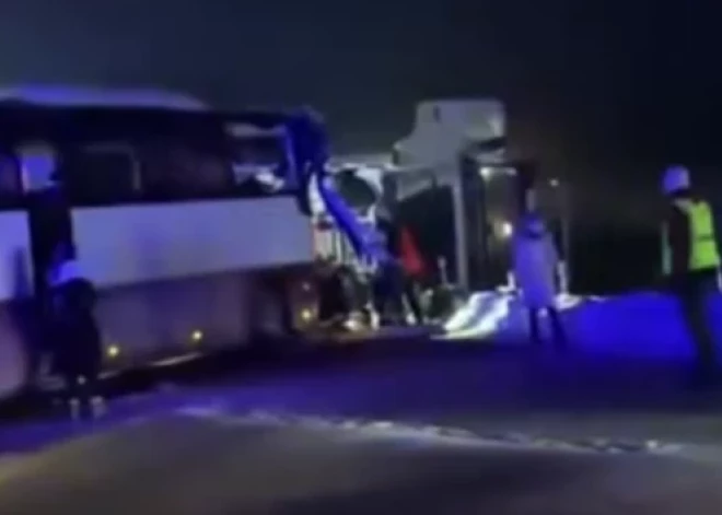 VIDEO: satiksme bloķēta! Notikusi smaga avārija uz autoceļa Jelgava-Tukums, iesaistīts sabiedriskais autobuss