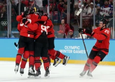 Kanādas hokejisti pārspēj Čehiju