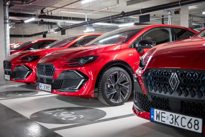 Sarkanā krāsa jaunajam "Clio" piestāv vislabāk.