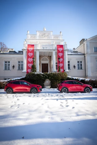 Šoreiz auto testi notika Valentīndienas gaisotnē. 30 vīriešu kārtas autožurnālisti un Valentīndienas pasākums - vai tad tas neizklausās romantiski?
