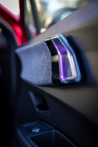 Patīkami, ka ar izgaismotām detaļām salonā dizaineri nav pārspīlējuši un auto tumsā neatgādina deviņdesmito gadu diskotēku.