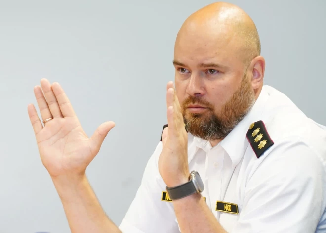 1728 евро до вычета налогов, а что еще? Глава VUGD раскрыл, как работают и сколько получают пожарные в Латвии