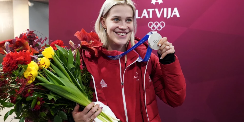 На днях домой с серебряной медалью вернулась саночница Иева Бота.