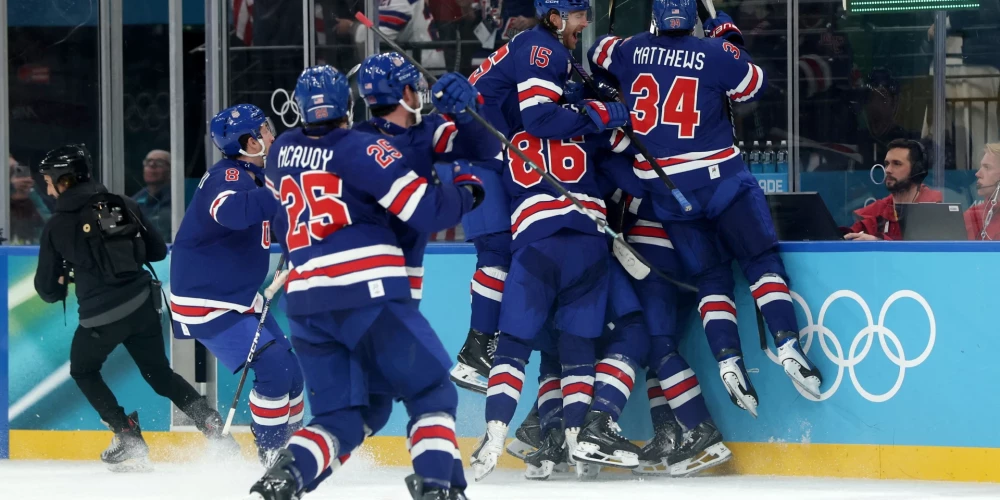 Kvins Hjūzs ar vārtu guvumu papildlaikā ieved ASV hokejistus pusfinālā. 