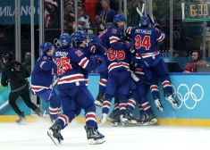 Kvins Hjūzs ar vārtu guvumu papildlaikā ieved ASV hokejistus pusfinālā