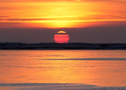 Ceturtdien starp mākoņiem uzspīdēs saule. 