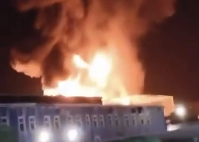 150 kilometru attālumā no Latvijas robežas Krievijā naftas bāzē izcēlies pamatīgs ugunsgrēks