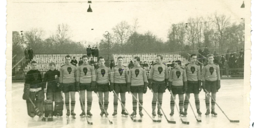 Leonīds Vedējs (pirmais no labās) kopā ar Latvijas hokeja valstsvienību 1928. gada 9. februārī Budapeštā, kur Latvijas un Ungārijas vienības aizvadīja neizšķirtu spēli (2:2).
