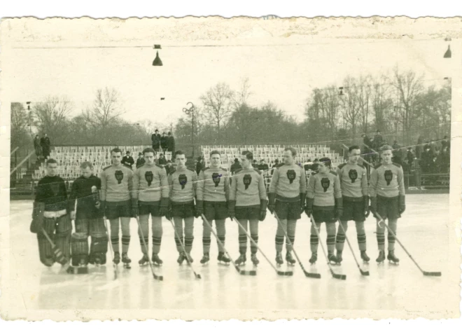 Leonīds Vedējs (pirmais no labās) kopā ar Latvijas hokeja valstsvienību 1928. gada 9. februārī Budapeštā, kur Latvijas un Ungārijas vienības aizvadīja neizšķirtu spēli (2:2).