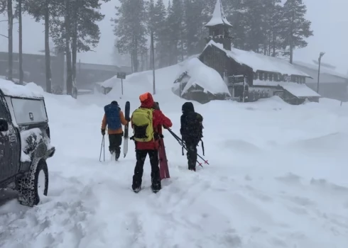 Lavīnā Kalifornijā gājuši bojā astoņi slēpotāji, vēl viens tiek meklēts. 