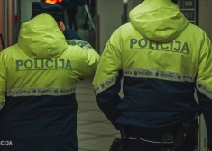 Preiļu novadā atklāta nelegāla alkohola ražotne – konfiscēti ieroči, cigaretes un simtiem litru pašizgatavotā alkohola