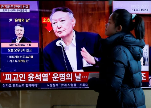 Dienvidkorejas tiesa ceturtdien bijušajam prezidentam Junam Sukjolam piesprieda mūža ieslodzījumu. 