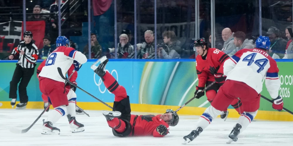 Sidnijs Krosbijs notriekts uz ledus.