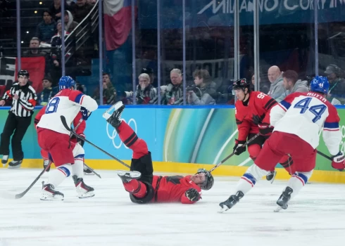 Sidnijs Krosbijs notriekts uz ledus.