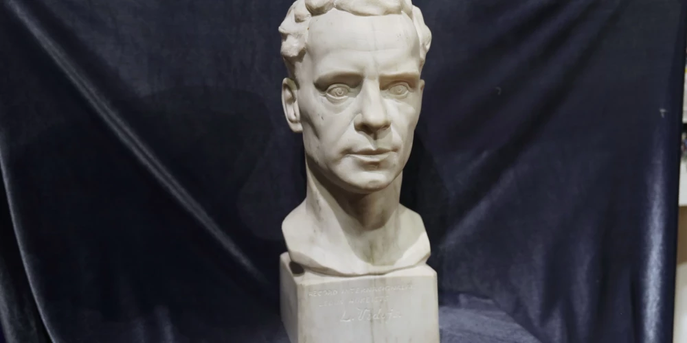 Krūšu tēlā Leonīds Vedējs atveidots spēka gados, pretskatā un atgādina Romas impērijas laika patriciešu portretu.