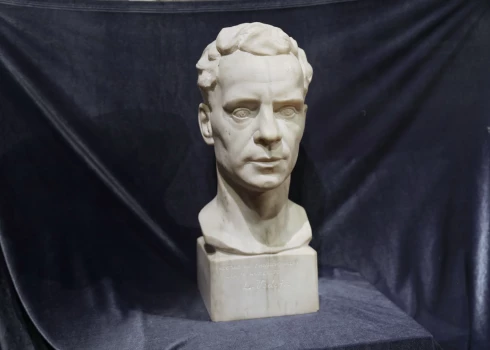 Krūšu tēlā Leonīds Vedējs atveidots spēka gados, pretskatā un atgādina Romas impērijas laika patriciešu portretu.