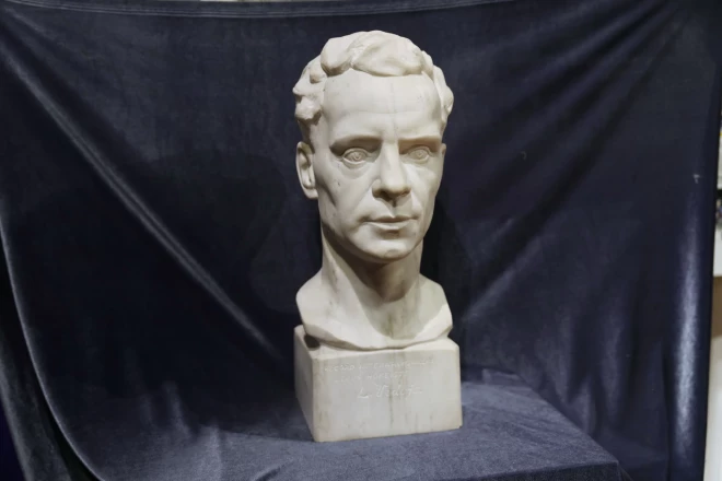 Krūšu tēlā Leonīds Vedējs atveidots spēka gados, pretskatā un atgādina Romas impērijas laika patriciešu portretu.