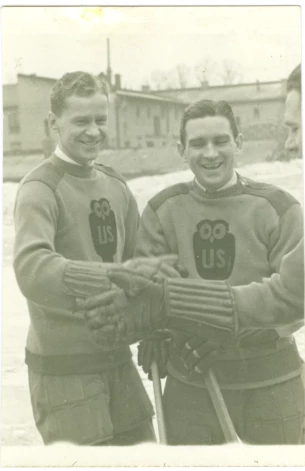 Latvijas izlases un “Universitātes sporta” hokeja vienības spēlētāji Leonīds Vedējs (no kreisās) un Edgars Klāvs 20. gadsimta 40-to gadu pirmajā pusē.