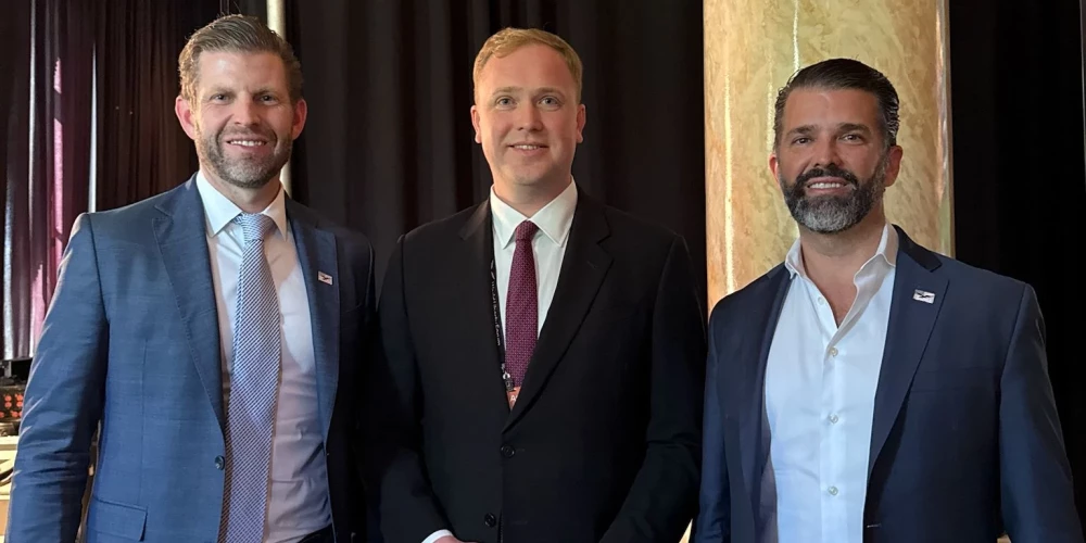 Viktors Valainis (pa vidu) tiekas ar Ēriku Trampu un Donaldu Trampu jaunāko.